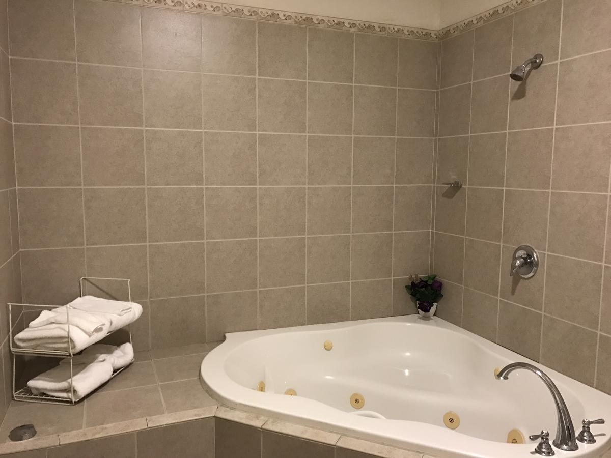 Waterbury Big Apple Motel Bagian luar foto