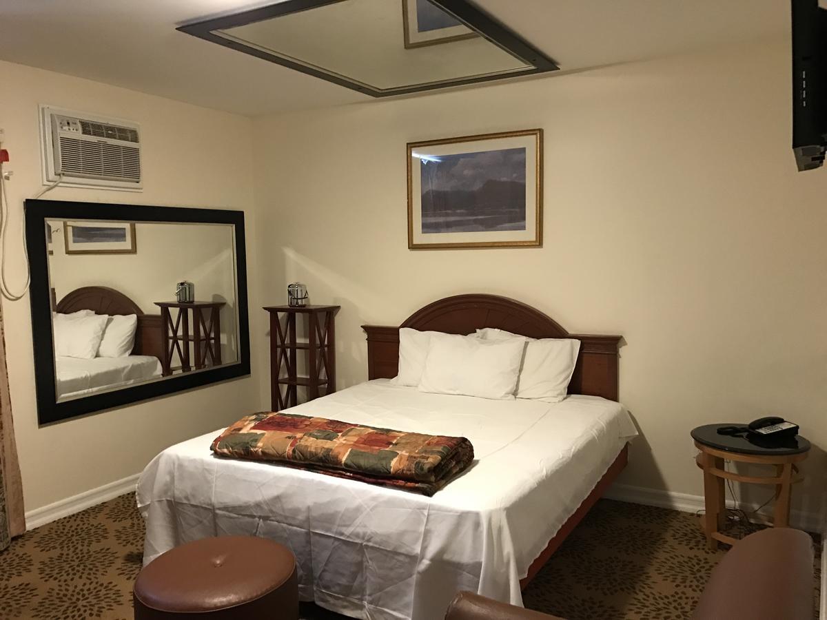 Waterbury Big Apple Motel Bagian luar foto