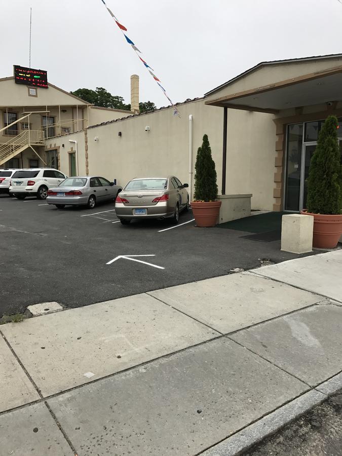 Waterbury Big Apple Motel Bagian luar foto