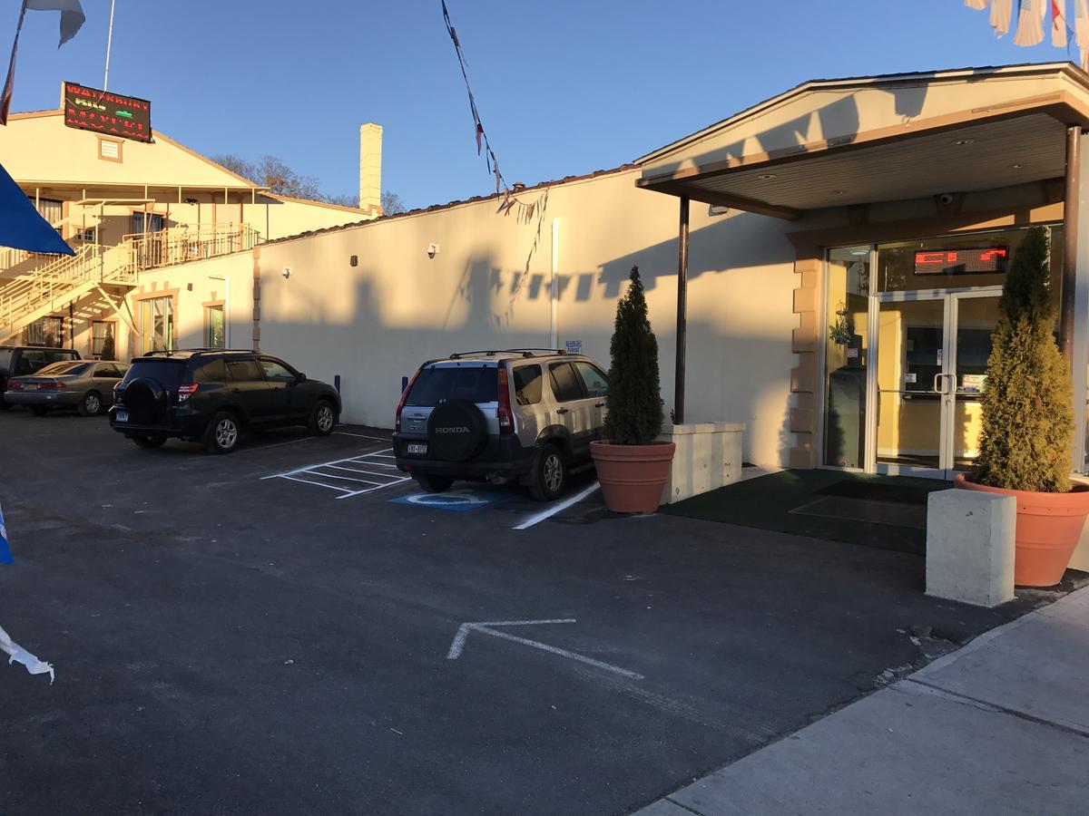 Waterbury Big Apple Motel Bagian luar foto